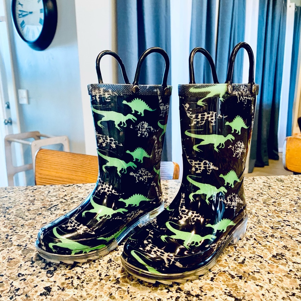 ⚡️Light up⚡️dinosaur rain boots size 9/10